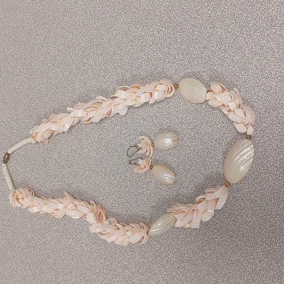 Hawaiian Style Pale Pink Shell Necklace and Matching Earrings - Picture 5 of 16